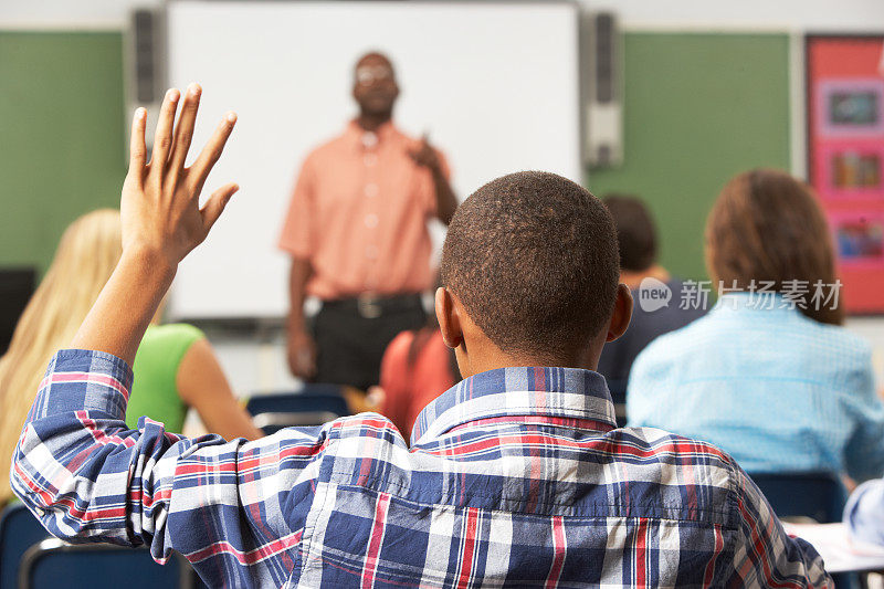 男生在课堂上举手