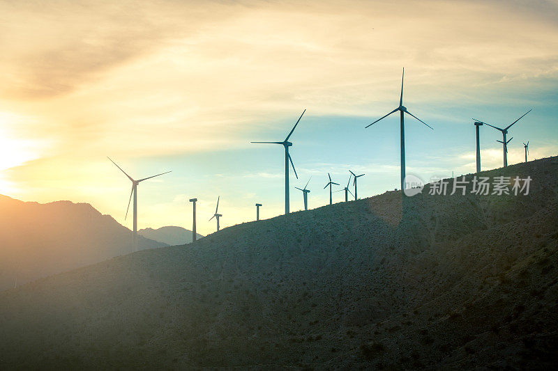 风力涡轮机，圣戈尼奥在日落时通过风力农场