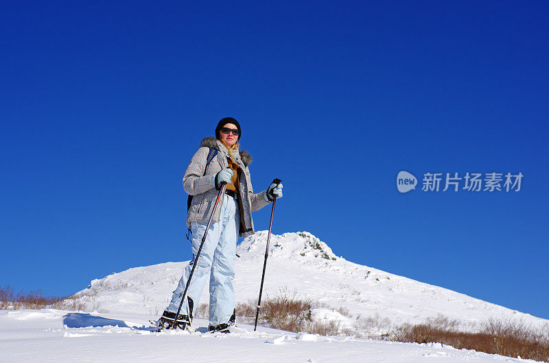 女孩站在雪顶上