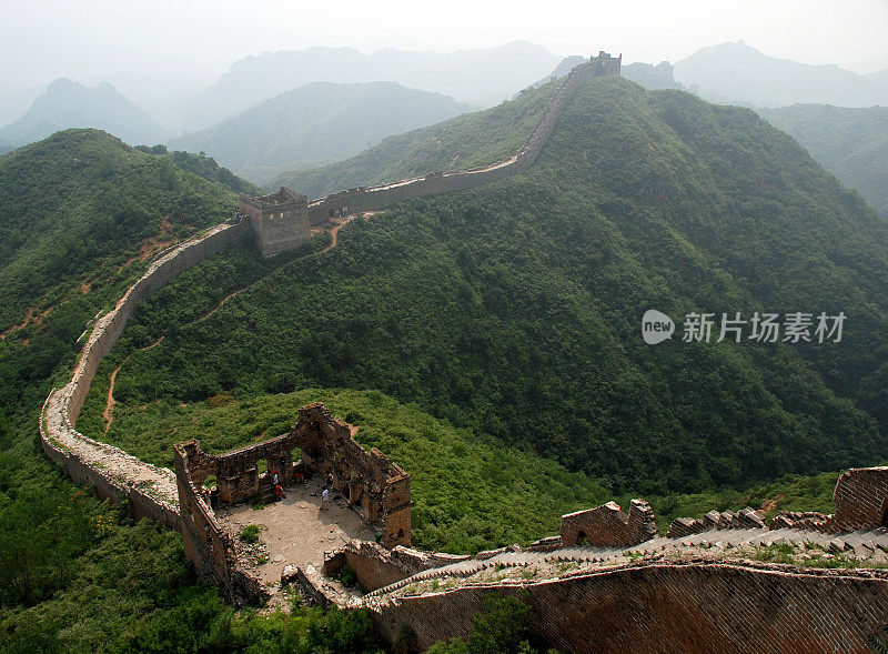 越过山丘和遥远的地方