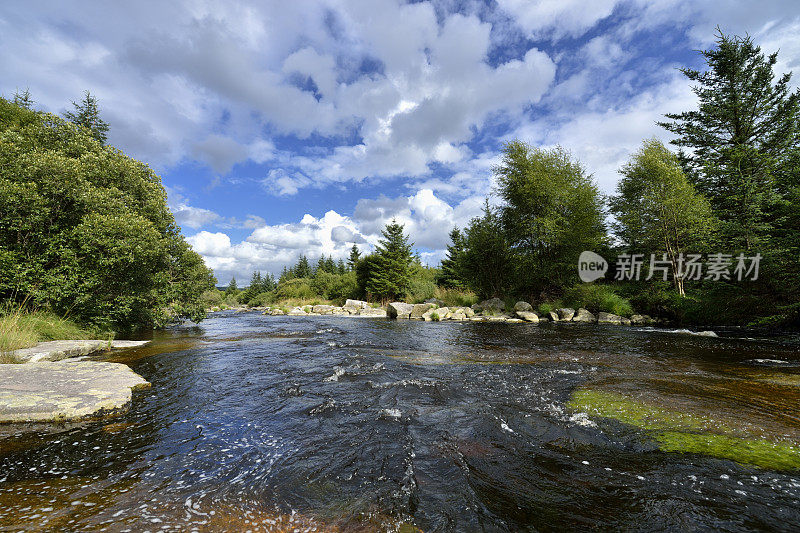 夏天的苏格兰乡村河流