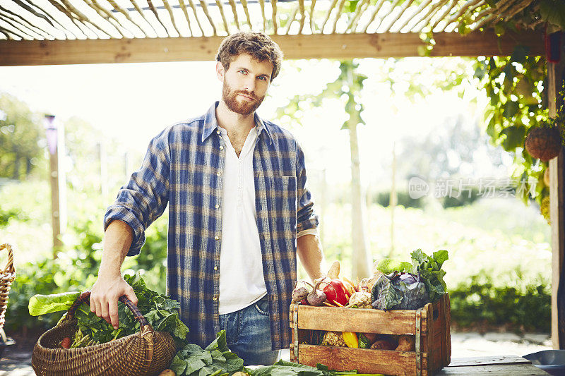 一个男人站在容器里的蔬菜