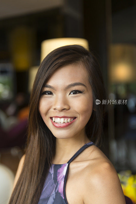 年轻亚洲女人在咖啡馆的肖像