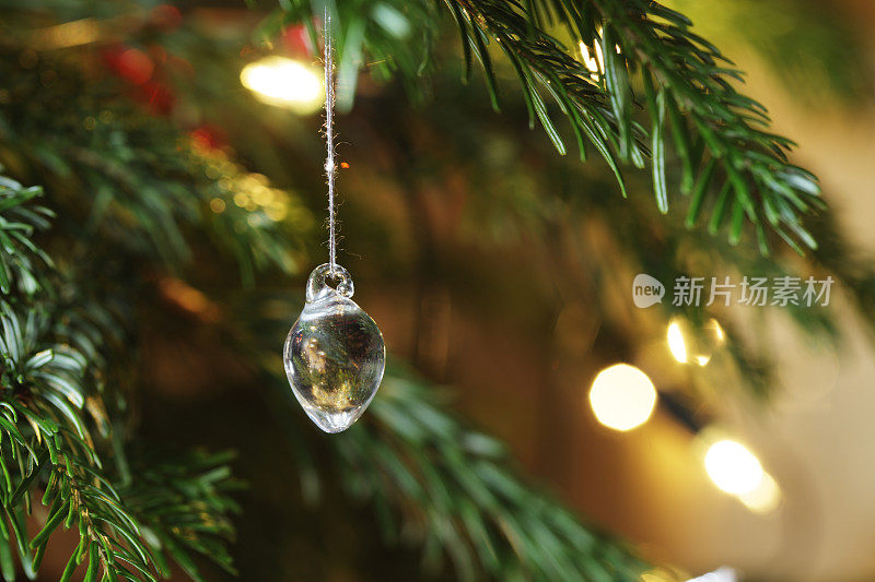 真正的圣诞树与玻璃装饰