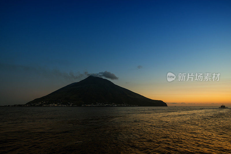 斯特龙博利火山火山口冒烟