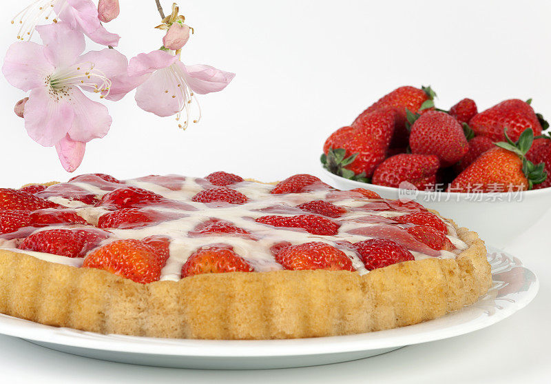 草莓蛋糕和杜鹃花