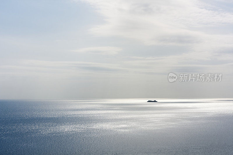 远处的船在海上的剪影与复制空间