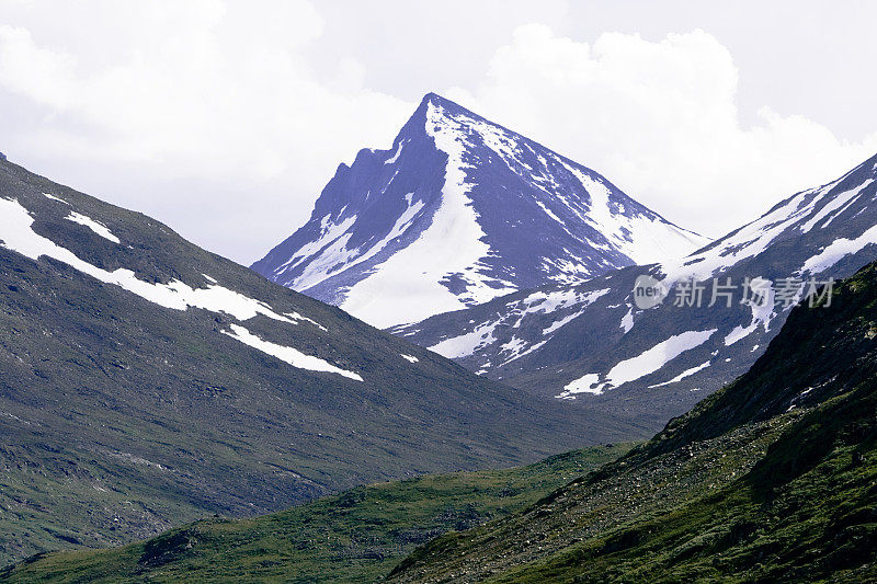 挪威的一座夏季有积雪的山峰。