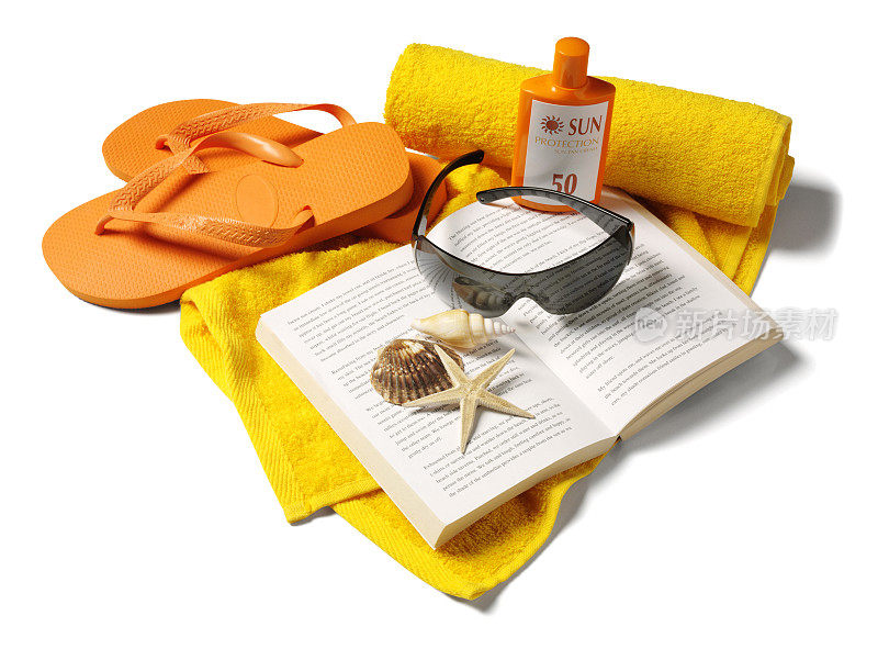 橙色人字拖，黄色沙滩浴巾配书