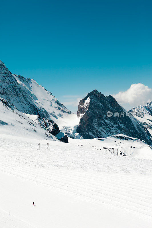 山顶有粉雪