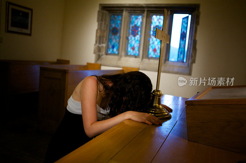 女人在祈祷