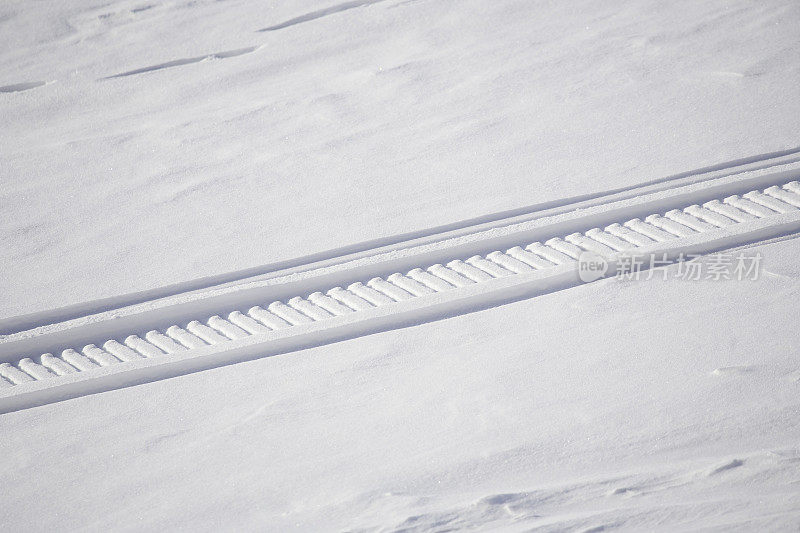 雪地摩托的足迹-雪地图案