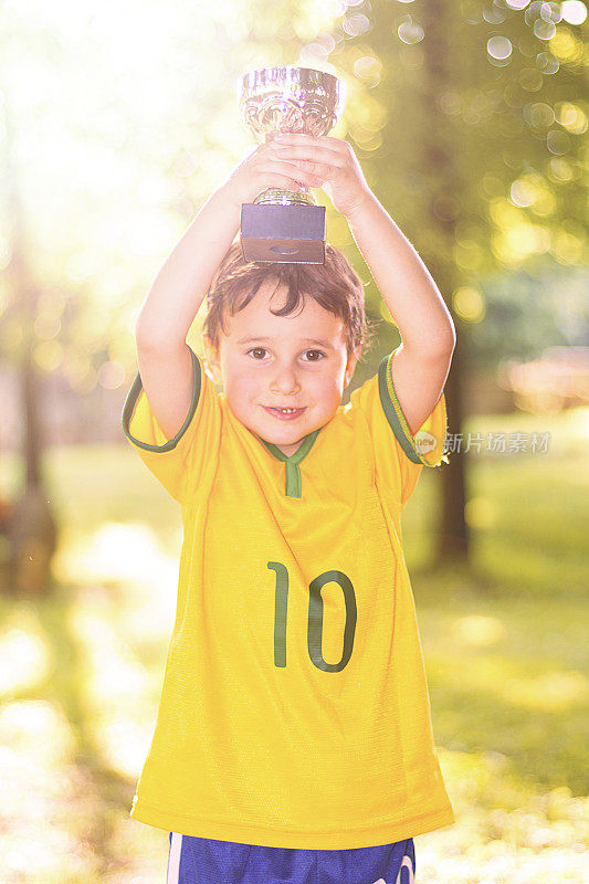 巴西小孩举起杯子