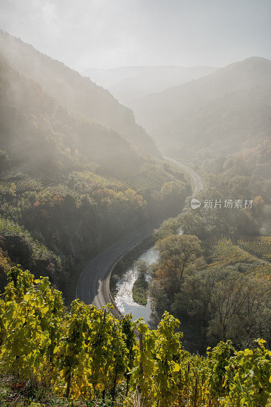 阿赫尔山谷在晨雾中