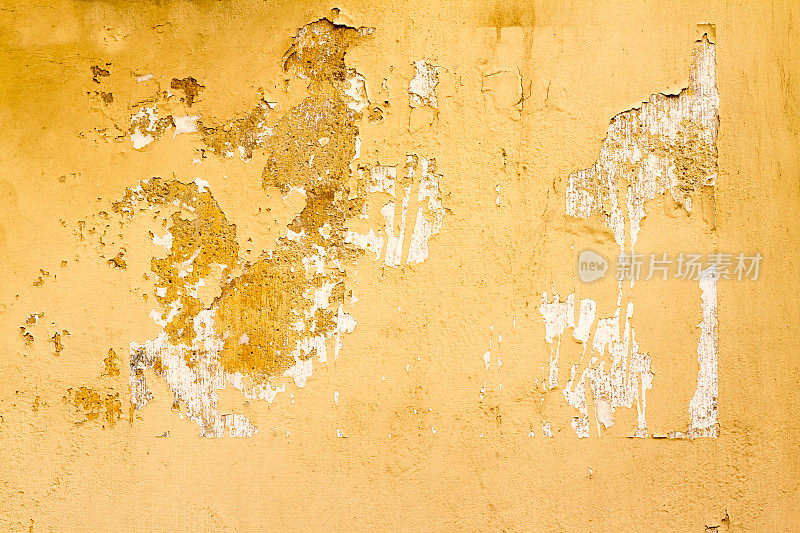 旧西西里墙背景:粗糙的黄色剥落纹理
