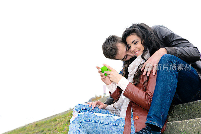 情侣在户外使用智能手机