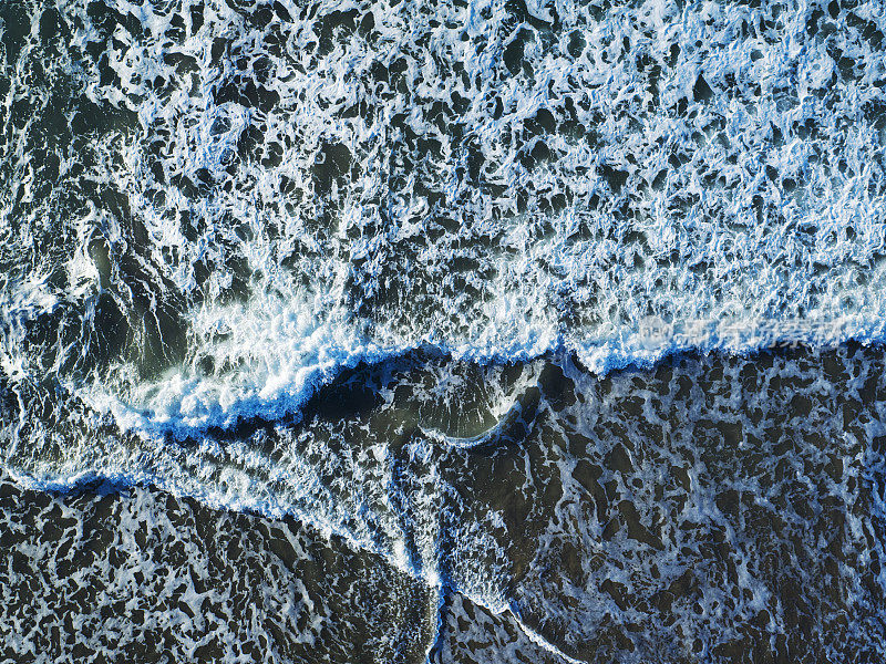 无人机正上方拍摄海浪拍打海岸的画面