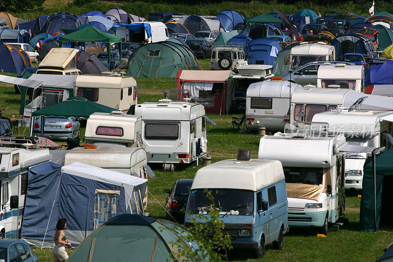 假日露营地的房车、大篷车和帐篷