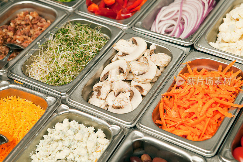 胡萝卜，蘑菇，苜蓿芽和沙拉吧蔬菜