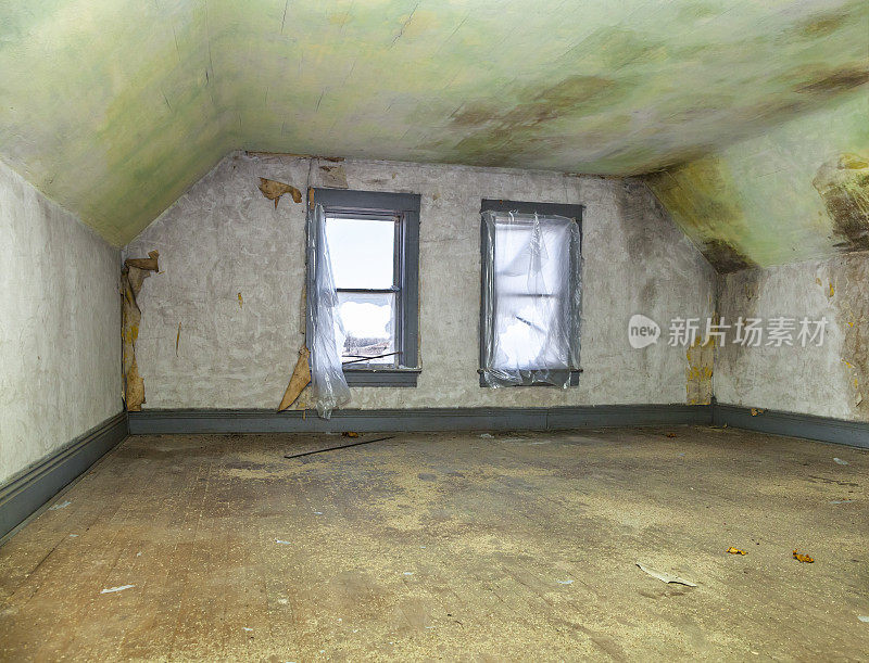 朽坏的房子:墙壁污迹斑斑的旧废弃房间