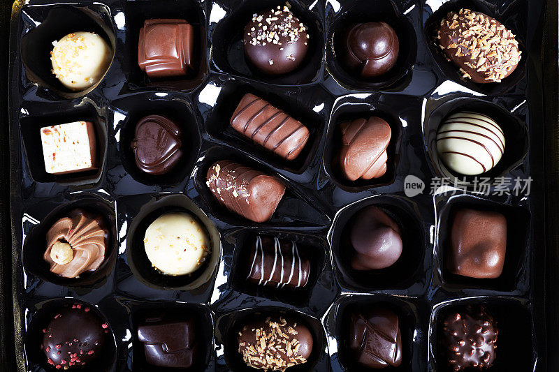 一盒打开的巧克力