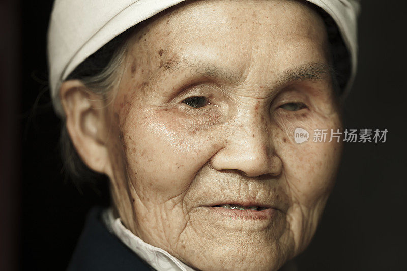 中国盲人老年妇女的肖像