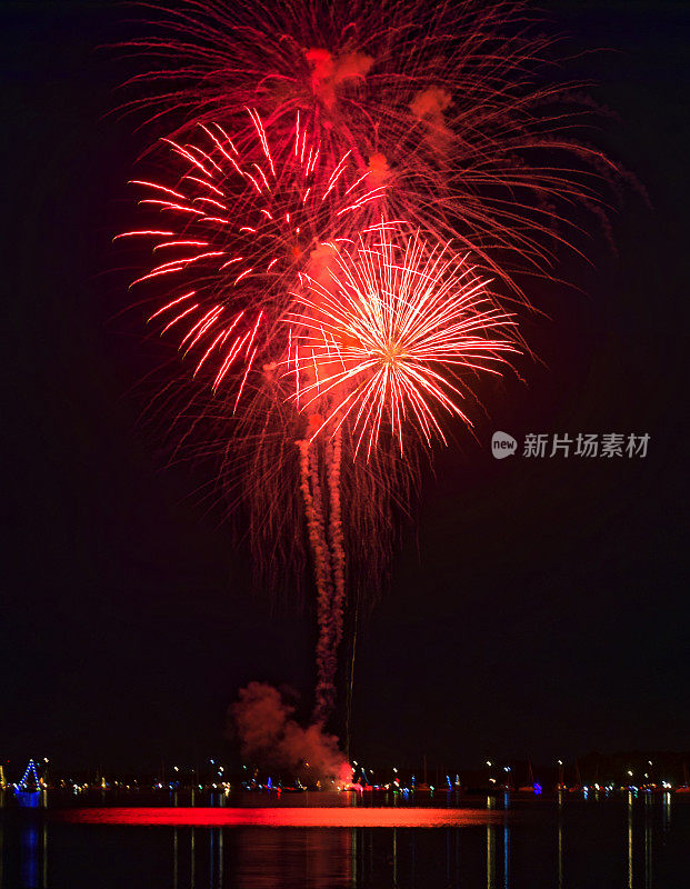 湖面上映红的烟花表演