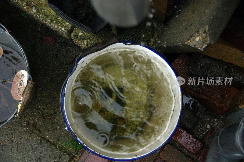 雨滴落在桶里