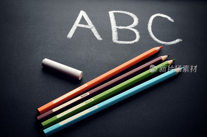 彩色的蜡笔和黑板