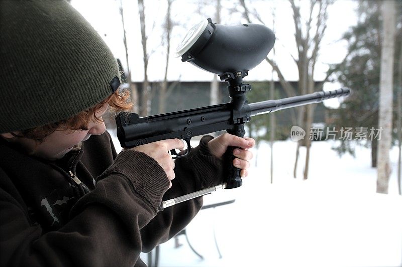 用彩弹枪射击的男孩