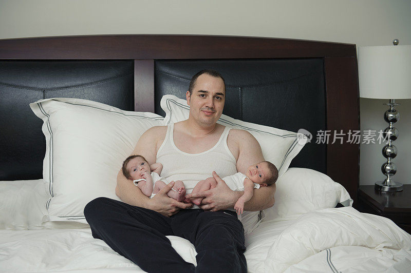 父亲和双胞胎新生儿