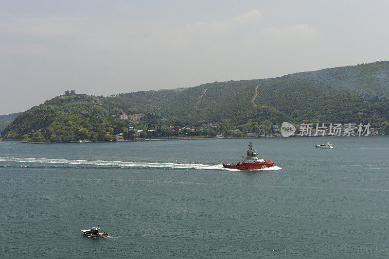 土耳其伊斯坦布尔博斯普鲁斯海峡的一艘船