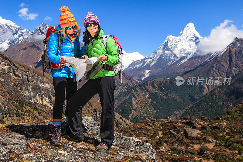 在喜马拉雅山、珠穆朗玛峰国家公园研究地图的年轻女性