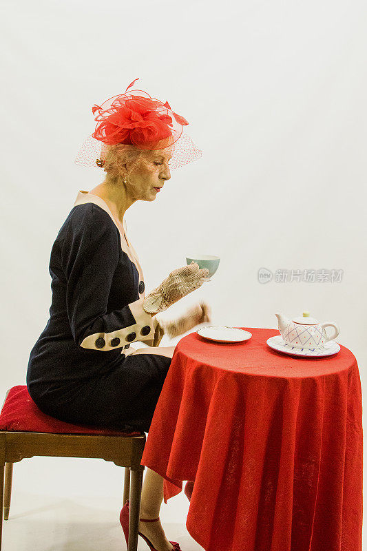 老年女性饮茶
