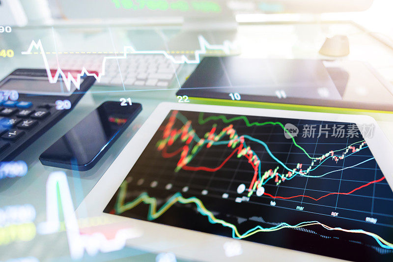 商人利用技术设备分析市场和金融经济