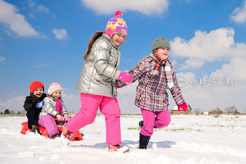 孩子们在雪地上