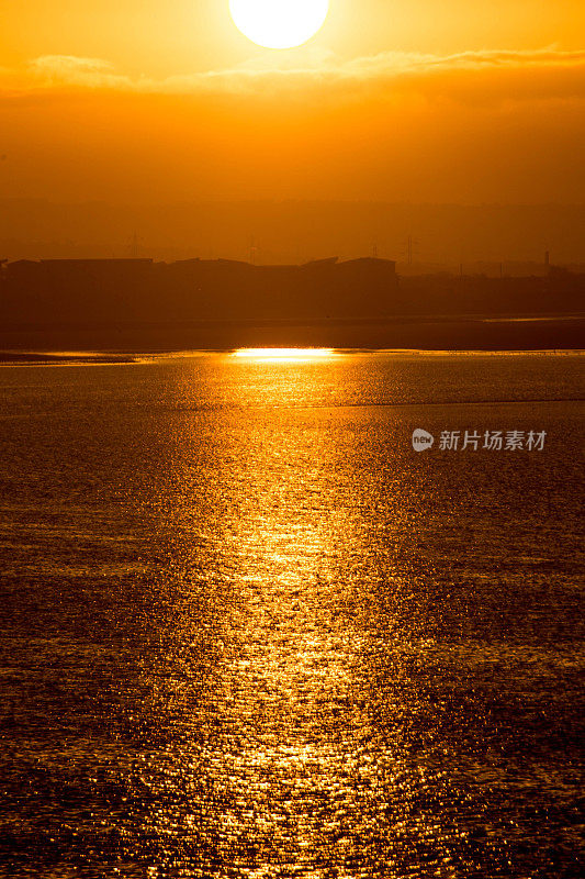 海上日出