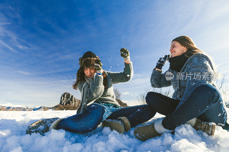 女孩们玩雪玩得很开心