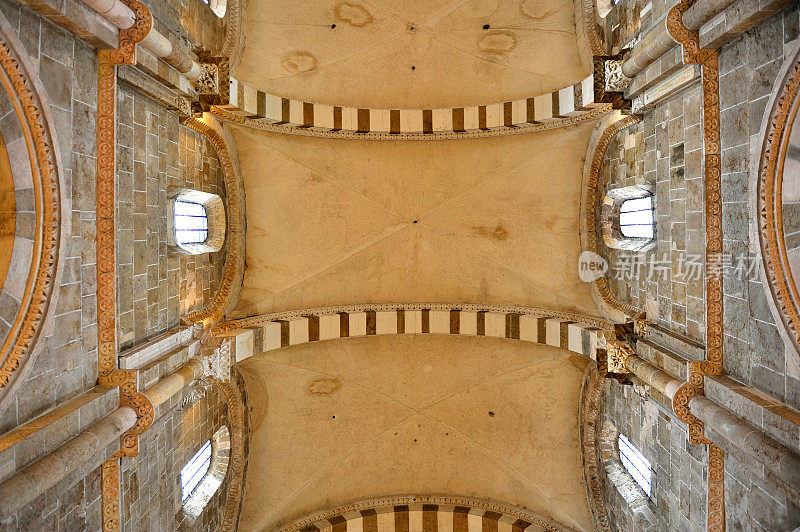 维泽莱大教堂的天花板