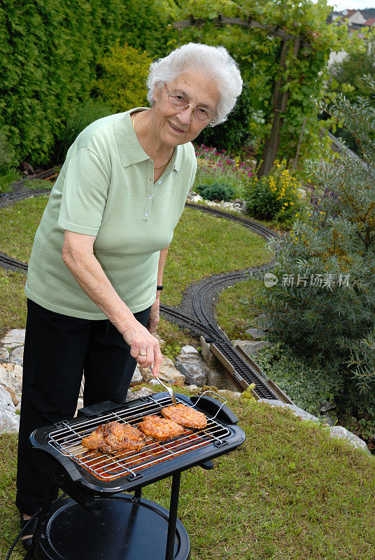 奶奶邀请我去烧烤
