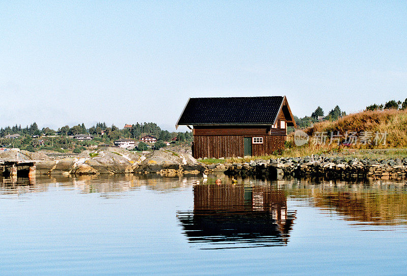 卑尔根附近的海边小屋