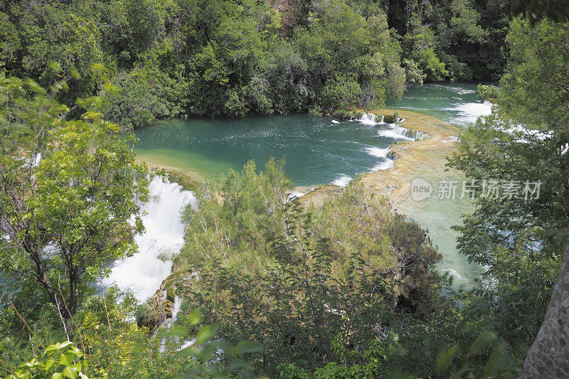 克罗地亚喀尔卡宁静的河流，流淌着水和岩石