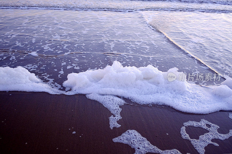 清晨海上泡沫