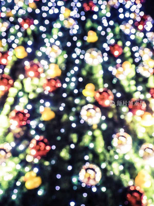 圣诞树的散焦灯