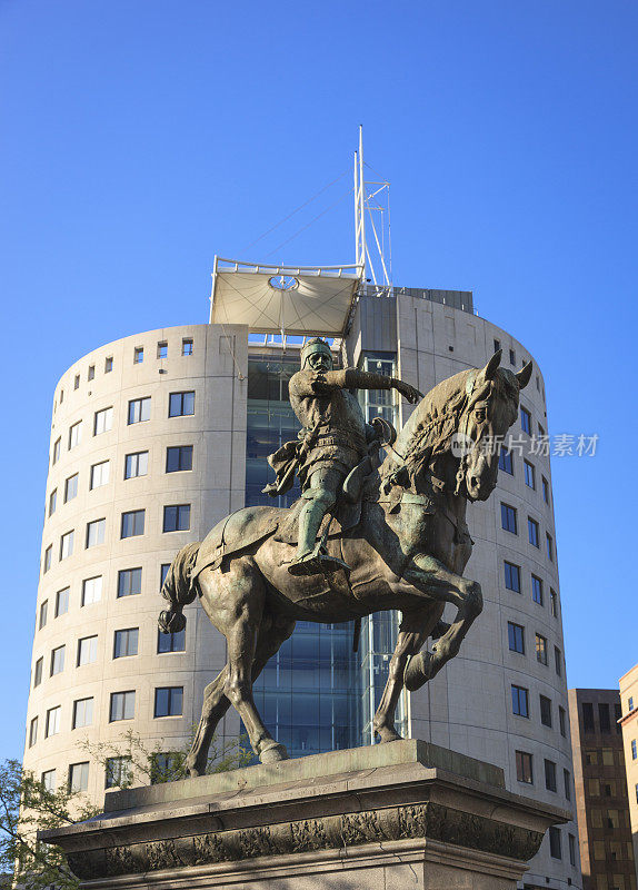 利兹市广场上的黑王子雕像