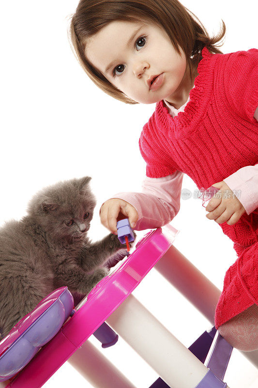 小女孩在和小猫玩