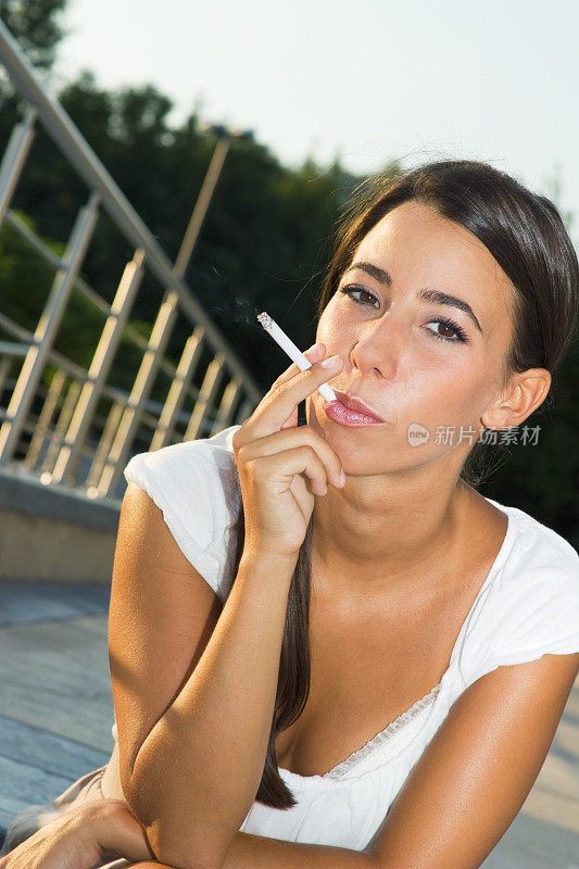 年轻女子在抽烟