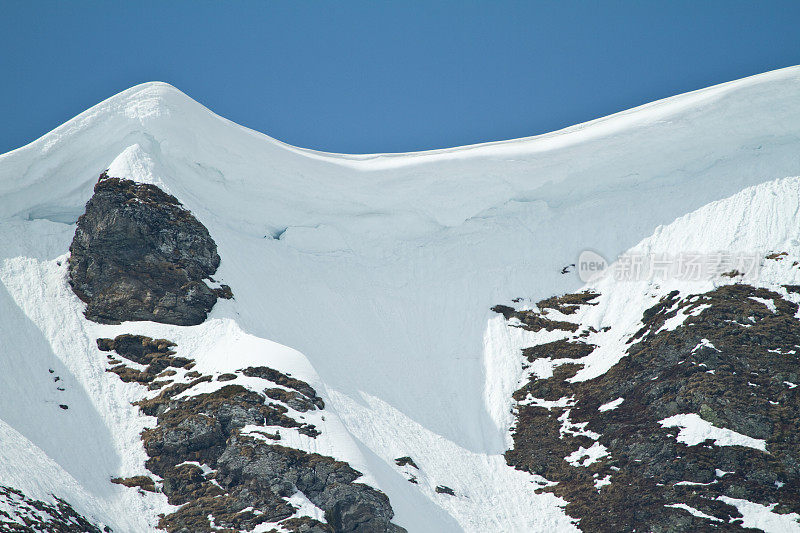 雪堆在山