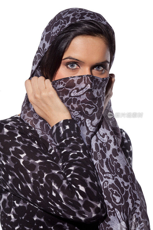 年轻的东印度妇女用围巾遮住脸