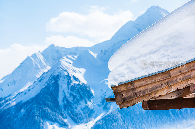 冬天白雪皑皑的小屋